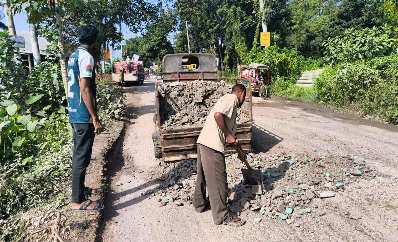 সন্তোষ-টাঙ্গাইল সড়কের বেহাল দশায় ভোগান্তি, ব্যক্তিগত উদ্যোগে মেরামতে ছাত্রদল নেতারা