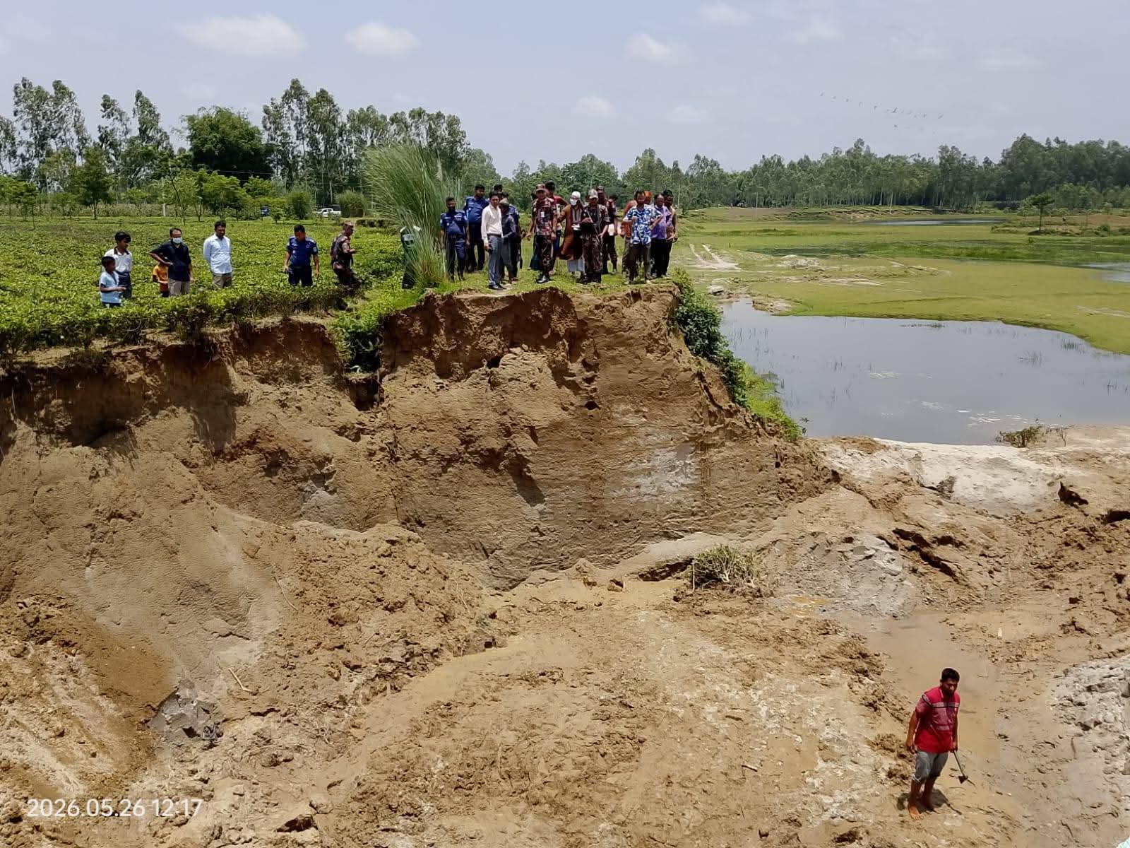 অবৈধ বালু-পাথর উত্তোলন বন্ধে পঞ্চগড়ে টাস্কফোর্স অভিযান, জব্দ ৮ নৌকা ও শ্যালো মেশিন