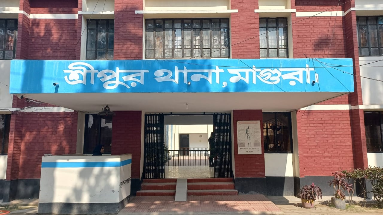 শ্রীপুরে গভীর রাতে বাড়িতে ঢুকে অস্ত্রের মুখে পরিবারকে জিম্মি, স্বর্ণালংকার ও টাকা লুটের অভিযোগ