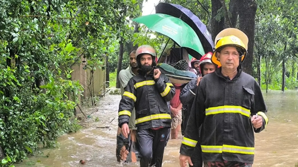 বন্যার পানিতে আটকে থাকা প্রসূতিকে কাঁধে করে হাসপাতালে পৌঁছে দিল ফায়ার সার্ভিস