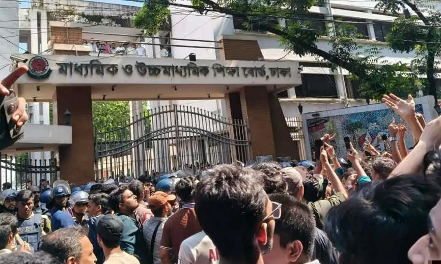 শিক্ষামন্ত্রীর পদত্যাগের দাবিতে ঢাকা শিক্ষা বোর্ড ঘেরাও শিক্ষার্থীদের