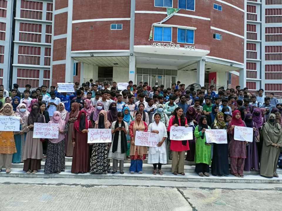 শিক্ষার্থী মনিরের মৃত্যুর সুষ্ঠু তদন্ত ও নিরাপদ আবাসনের দাবিতে  বিক্ষোভ,  ৬ দফার স্মারকলিপি
